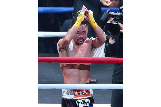 バルガスとドロー決着となり、厳しい表情で観客席に手を合わせる比嘉大吾【写真：産経新聞社】