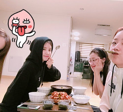 Apink チョン ウンジ 手作り料理の腕前は 元メンバー ホン ユギョンも参加した食事の様子を公開 ライブドアニュース