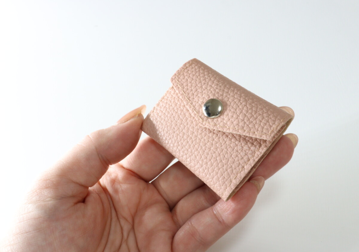 画像】胸ポケットにも余裕で入る超ミニサイズ！お出かけの強い味方の100均ケース 1/7 - ライブドアニュース