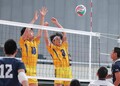 【第７４回春の高校バレー男子３回戦　郡山北工（福島）対祟徳（広島）】第１セット　ブロックに跳ぶ郡山北工・菊地凜太郎（左・１０）、久保木颯士（３）＝７日、東京体育館（長尾みなみ撮影）