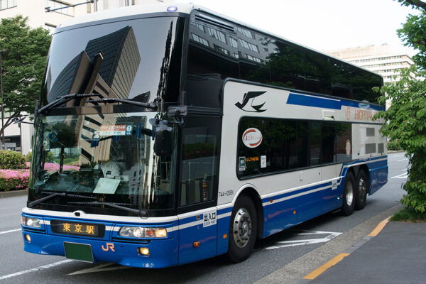 寄贈されたバス停は東京駅行き「ドリームなごや号」が停車していた。国産2階建てバス「エアロキング」で運行されていた頃（画像：PIXTA）。
