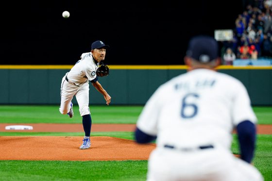 開幕戦で始球式を務めたイチロー氏【写真:ロイター】