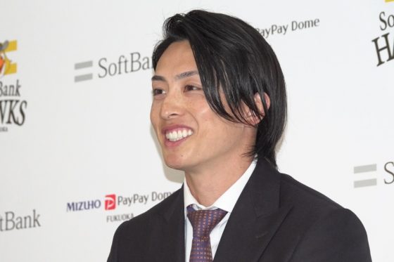 契約更改後に取材に応じたソフトバンク・周東佑京【写真：竹村岳】