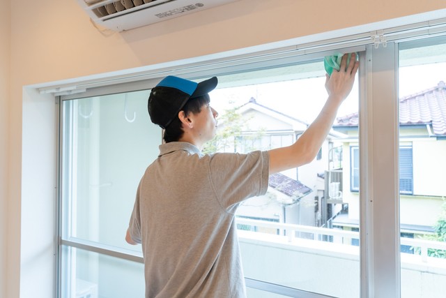 夏休みにアルバイトを頑張る高校生※画像はイメージです(oka/stock.adobe.com)