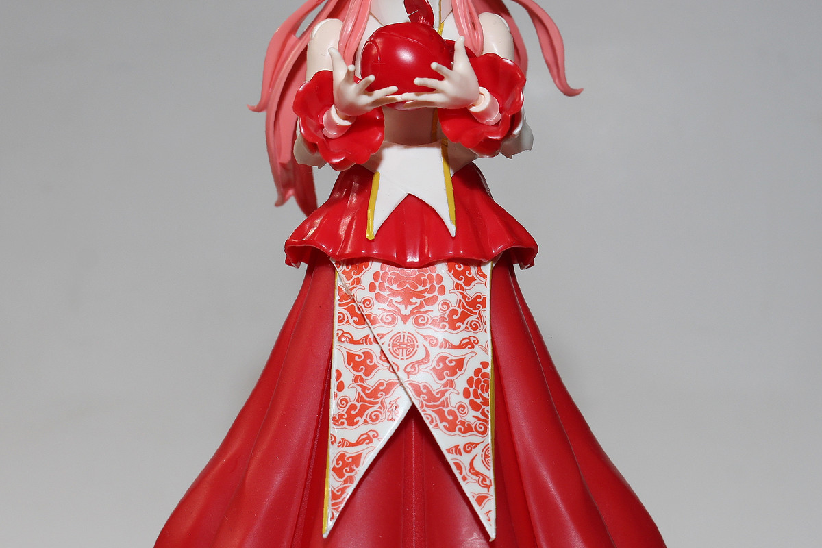 華やかな模様のドレスをまとった「Figure-riseStandard SEED ガンダム