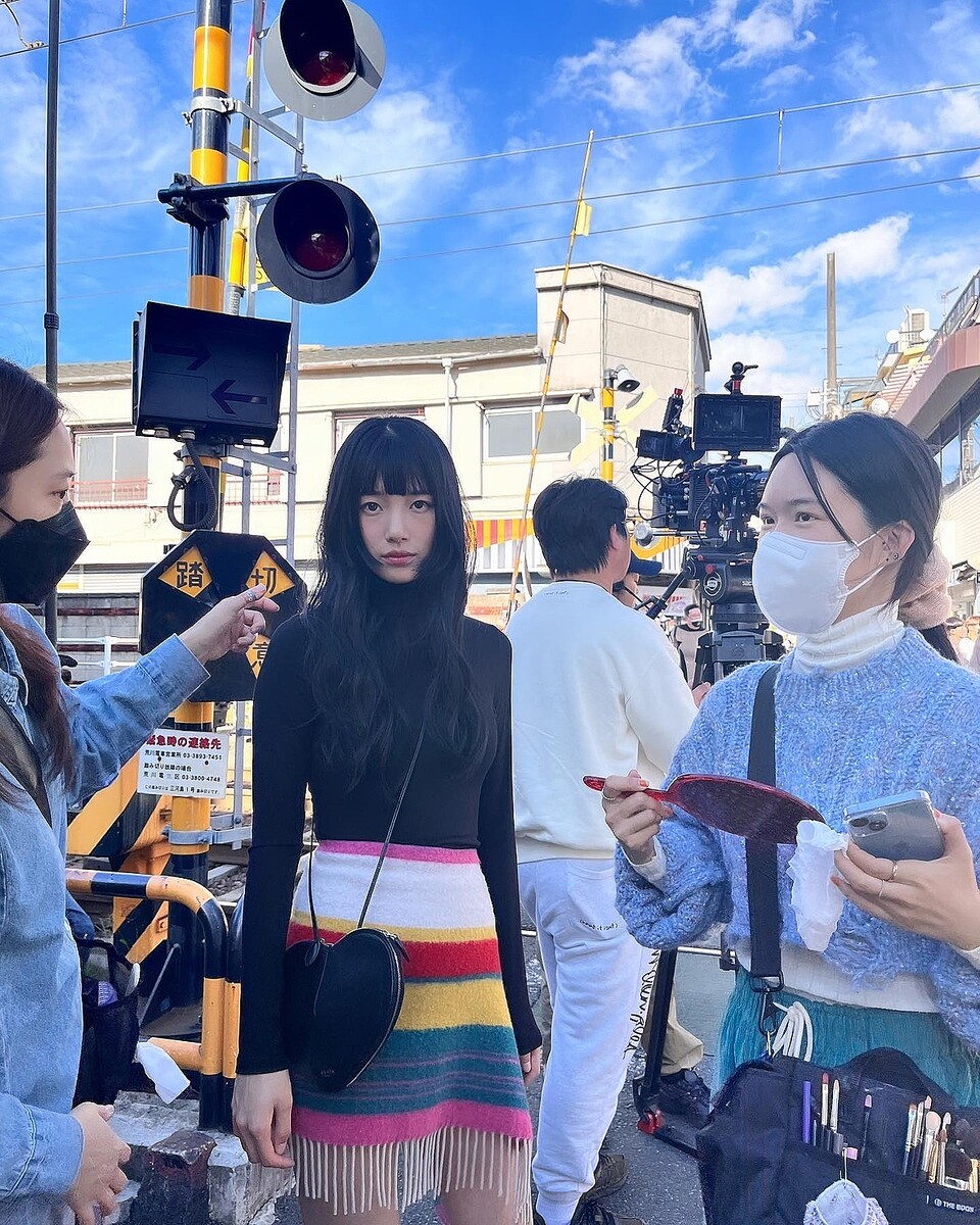 ペ・スジ、日本でNetflix「イ・ドゥナ!」を撮影…ビハインドカットが話題！早くも聖地に？（動画あり） - ライブドアニュース