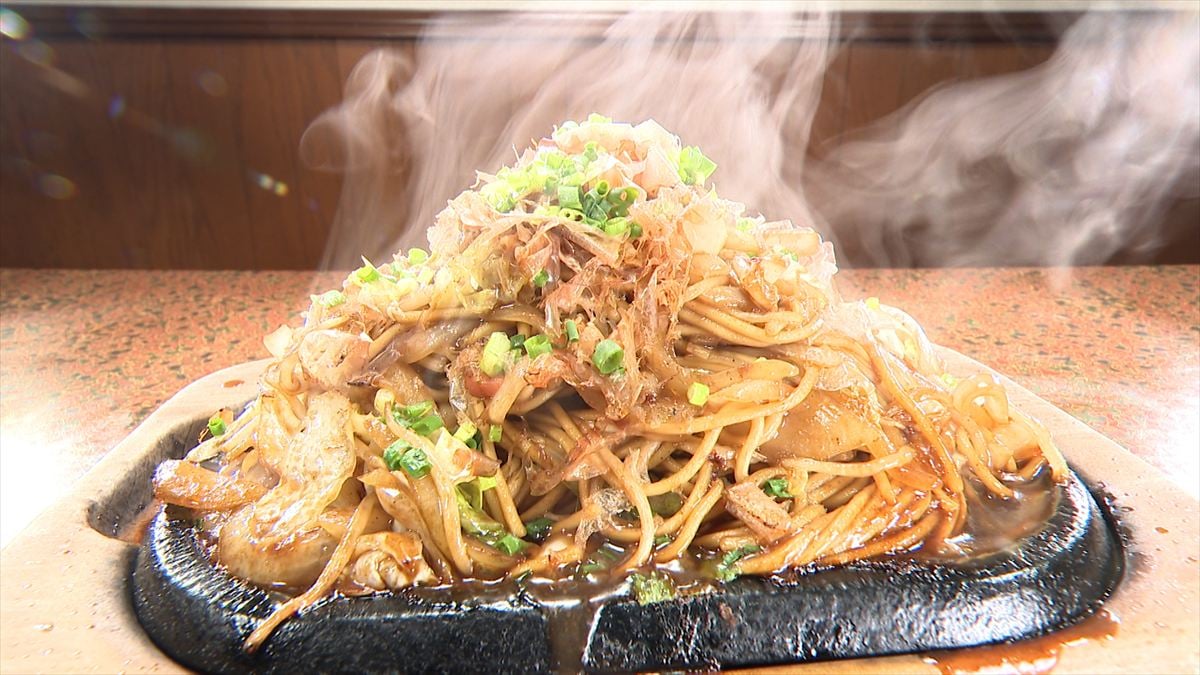 11月25日放送の「ヒューマングルメンタリー オモウマい店」に登場する「特製焼きそば」(中京テレビ提供)