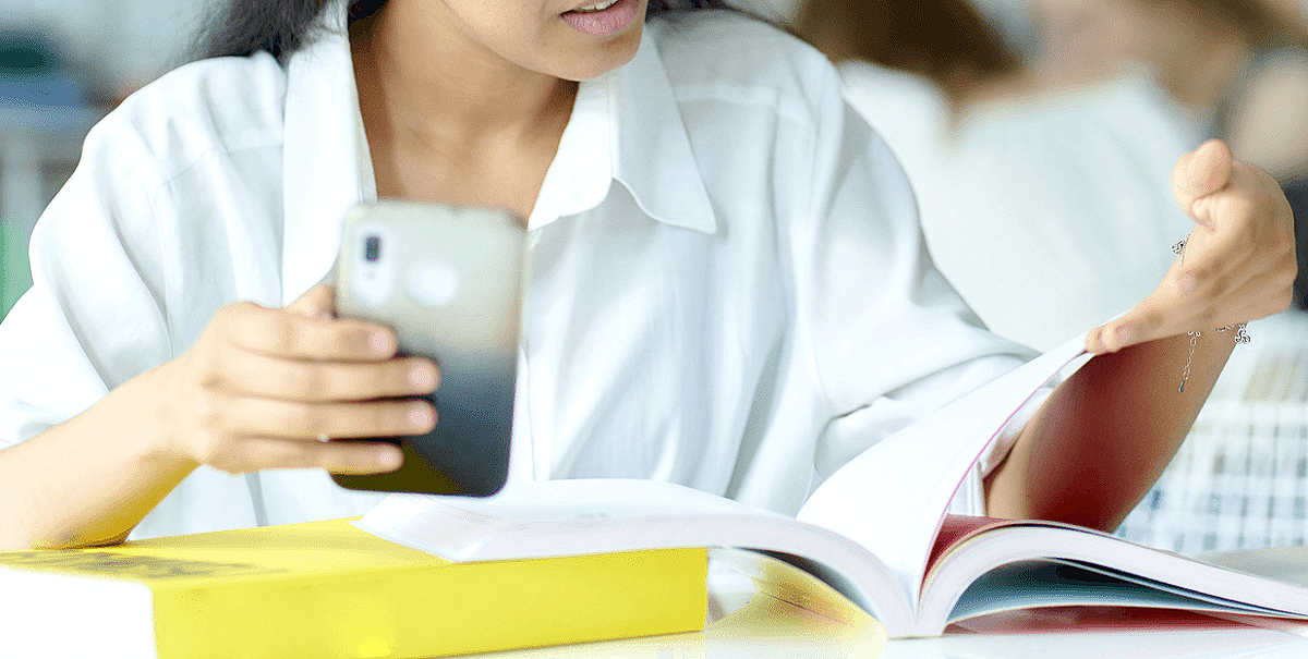 図書館の資料を撮影するのは犯罪？　※画像はイメージです（ACworks/photoAC）