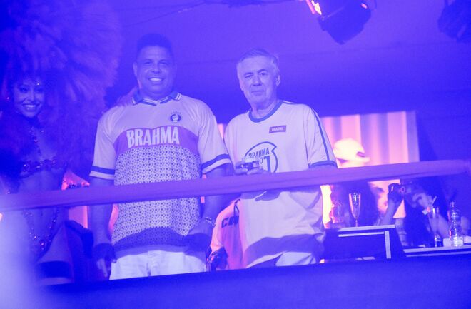 ロナウド（左）と一緒にカーニバルを堪能するアンチェロッティ。(C)REUTERS/AFLO