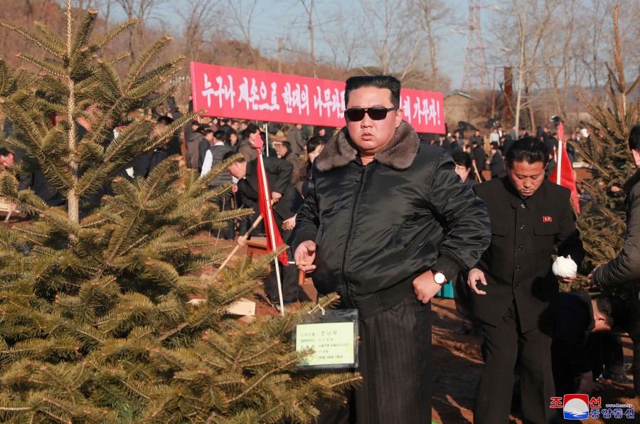 金正恩氏が初級党書記大会参加者と記念植樹を行った(2022年3月3日付朝鮮中央通信)