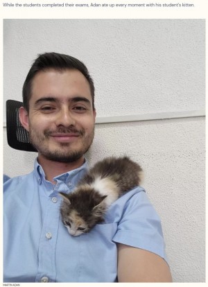 世話をする人を見つけることができず、仕方なく子猫を学校に連れてきた学生。事情を聞いた教授は、心優しい対応を取った(画像は『The Dodo 2023年11月25日付「Professor Sweetly Steps In After His Student Couldn't Find A Pet Sitter」(MARTIN ADAN)』のスクリーンショット)
