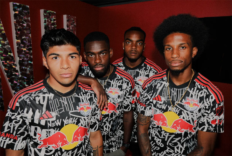 NYレッドブルズ、「ヒップホップ誕生50周年」を祝う新ユニを発表！黒白