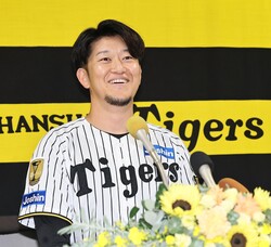 引退会見で笑顔を見せる岩貞＝９月３０日