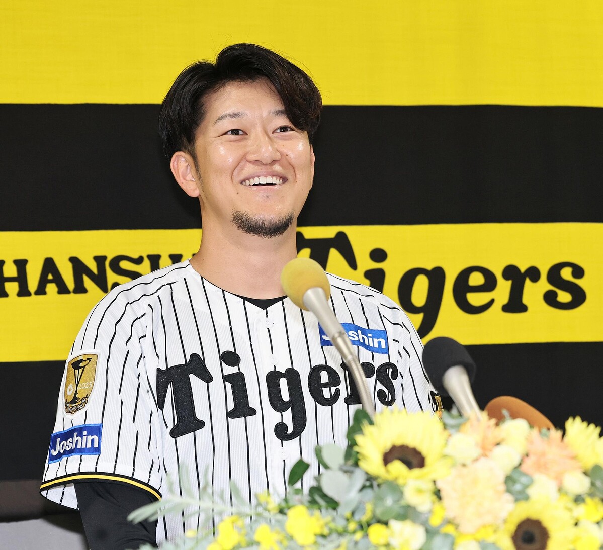 引退会見で笑顔を見せる岩貞=9月30日
