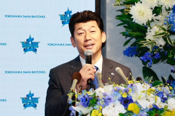 退任会見に臨んだDeNA・三浦大輔前監督【写真:小池義弘】