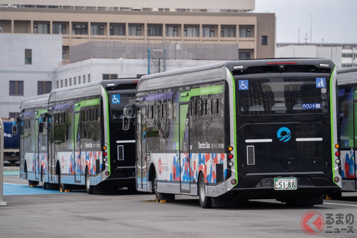  これが墓場!? 多くのEVバスが並んでいる（撮影：加藤博人） 