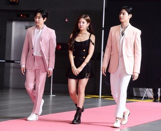 PHOTO】SUPER JUNIOR ウニョク＆ASTRO チャ・ウヌ＆ITZY リア「2020