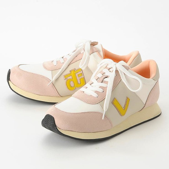 しまむら ロゴ入りスニーカーに新色が登場 配色デザインがおしゃかわ Peachy ライブドアニュース