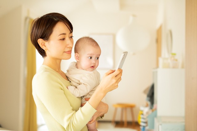 恋愛が孤独の解消と子育ての活力につながる ※画像はイメージです(mirahands/stock.adobe.com)