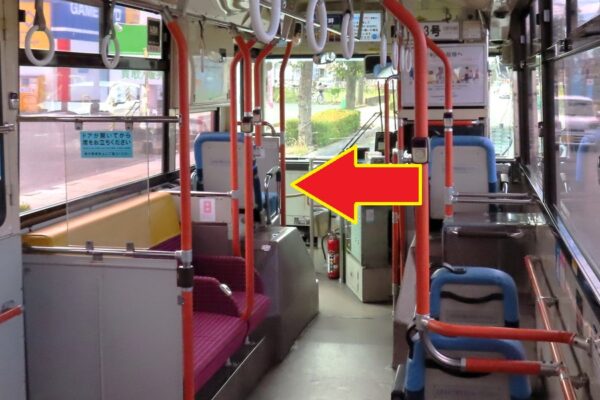 バスの車内。矢印で指示した席が、消えつつある「ヲタ席」(画像:写真AC)