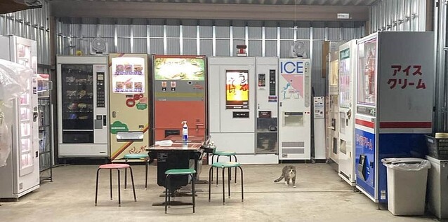 レトロ自販機が並ぶ店内(写真は、なかよし自販機コーナー提供)