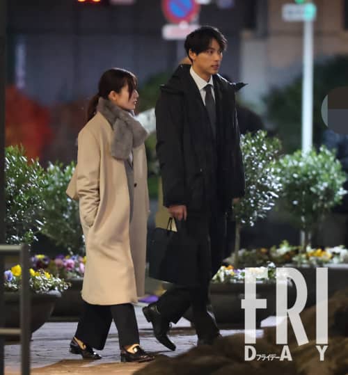 主演の福士蒼汰と並んで歩く吉川愛