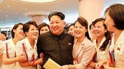 金正恩夫妻とモランボン楽団