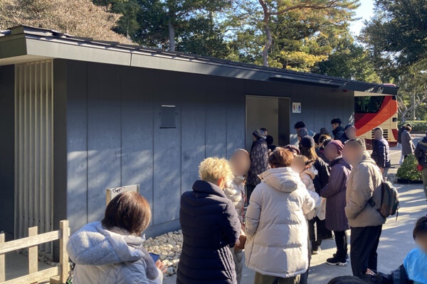 観光地のトイレ。女性用には長い列（乗りものニュース編集部撮影）