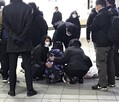 新宿・歌舞伎町の「トー横」で行われた一斉摘発。この日は翌日にかけ１７人が補導された＝４日、新宿区歌舞伎町（根本和哉撮影）