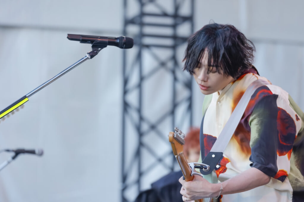【速レポ】<LuckyFes’26>須田景凪、温かな歌声とメロディが染みるメロウなひと時「ジャンルの垣根がないこの場に呼んでいただいて嬉しいです」