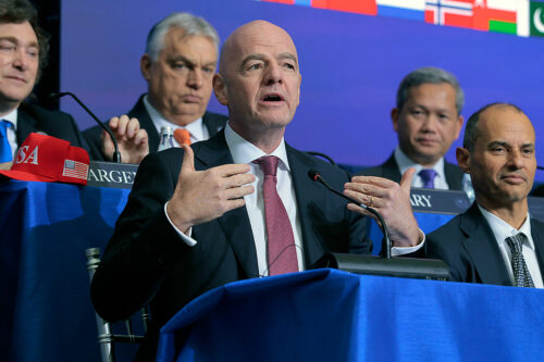 選手が相手選手と衝突した際に口を覆った場合…FIFA会長が発言