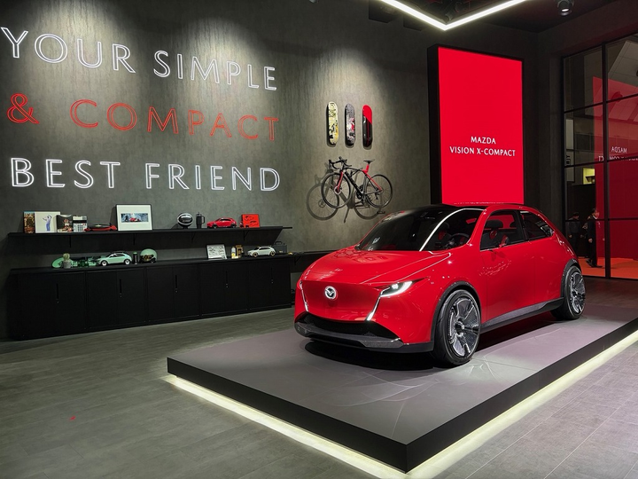 ひとりで乗ってもさみしくないマツダのクロスコンパクト。20代の