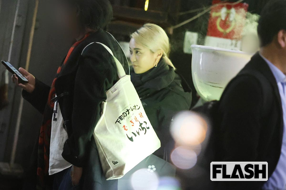  2026年1月20日、お茶専門店のスタッフと居酒屋で打ち上げをしていた小島瑠璃子（写真・金谷千治） 