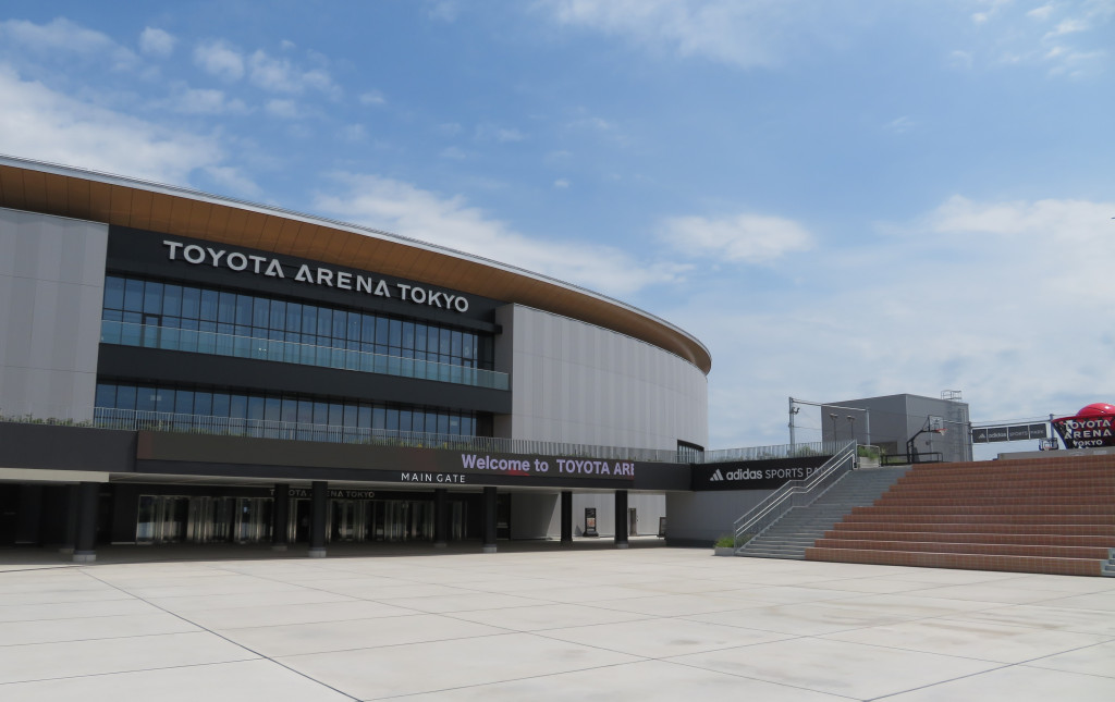 「TOYOTA ARENA TOKYO」のメインゲート。羽田空港からも乗り換え1回で済む