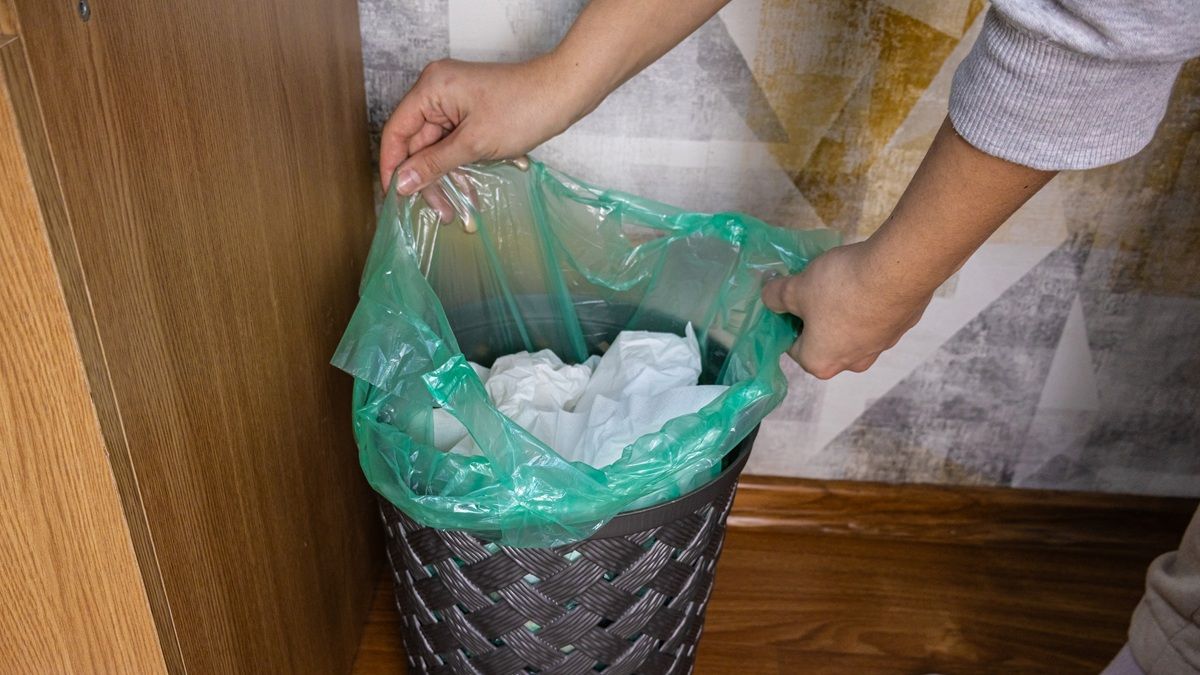 慌ててごみ箱の中を探すものの…（写真：stock.adobe.com）