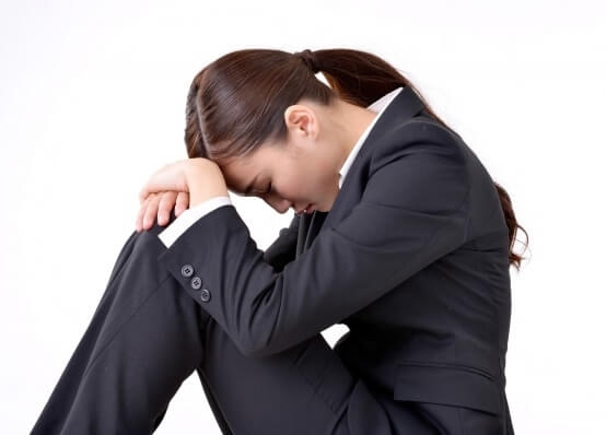 失礼すぎ！面接官に「人がいないから仕方ない。普段なら断ってる」と言われて入社した女性の後悔