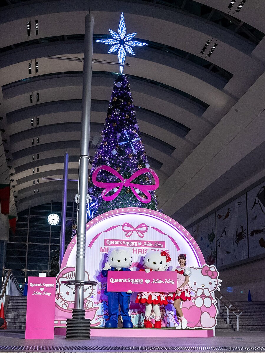 ハローキティとディアダニエルのツリーやアーチ！クイーンズスクエア