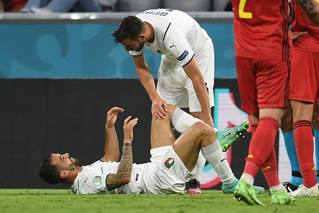 ベルギー戦で負傷したイタリア代表DFスピナッツォーラ【写真：AP】