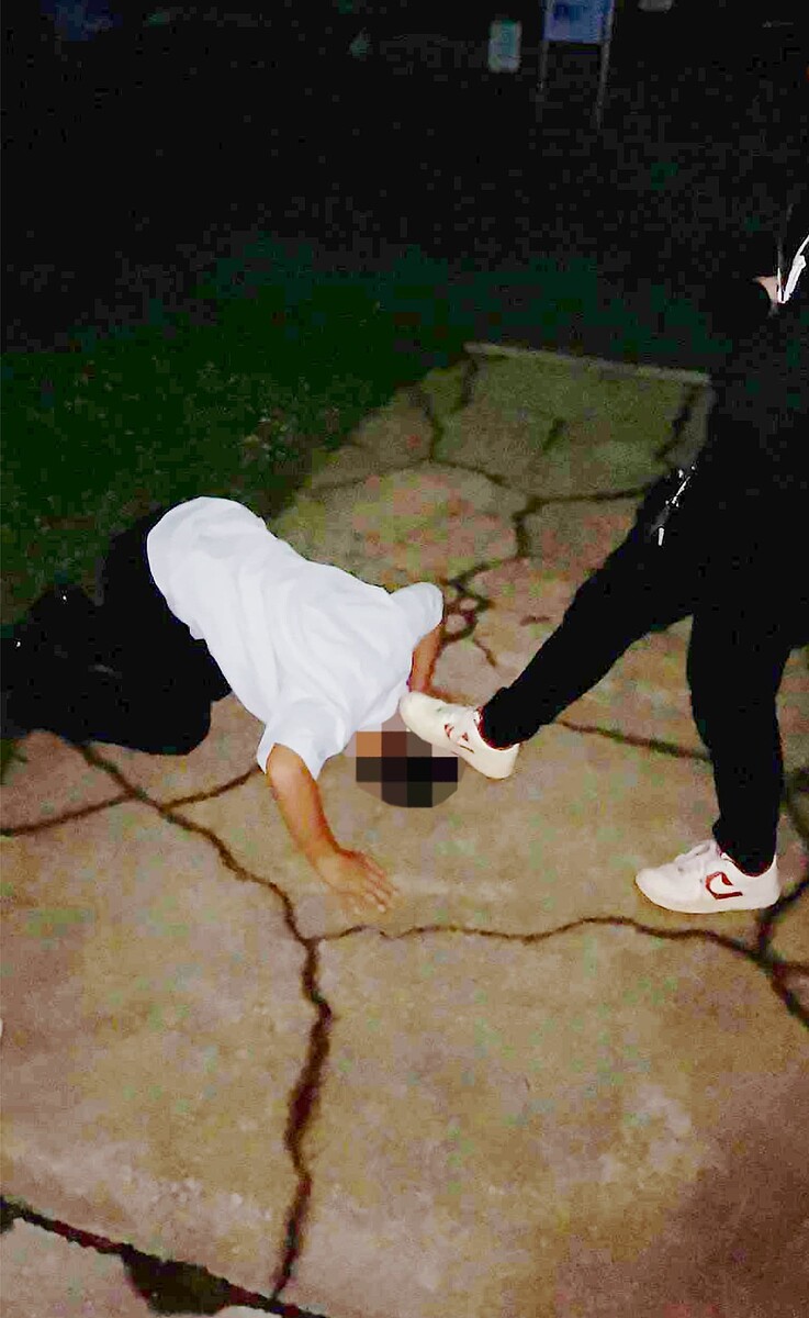 土下座するA君の頭を加害少年が踏みつける。ためらう素振りはなかった(加害少年らが撮った動画より)