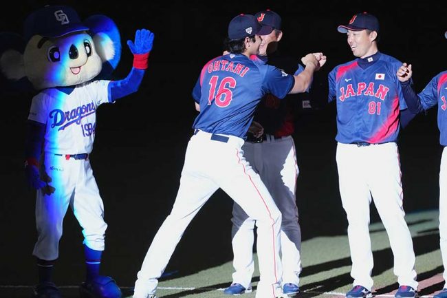 大谷翔平が選手紹介に登場 ハイタッチの構えのドアラをスルー