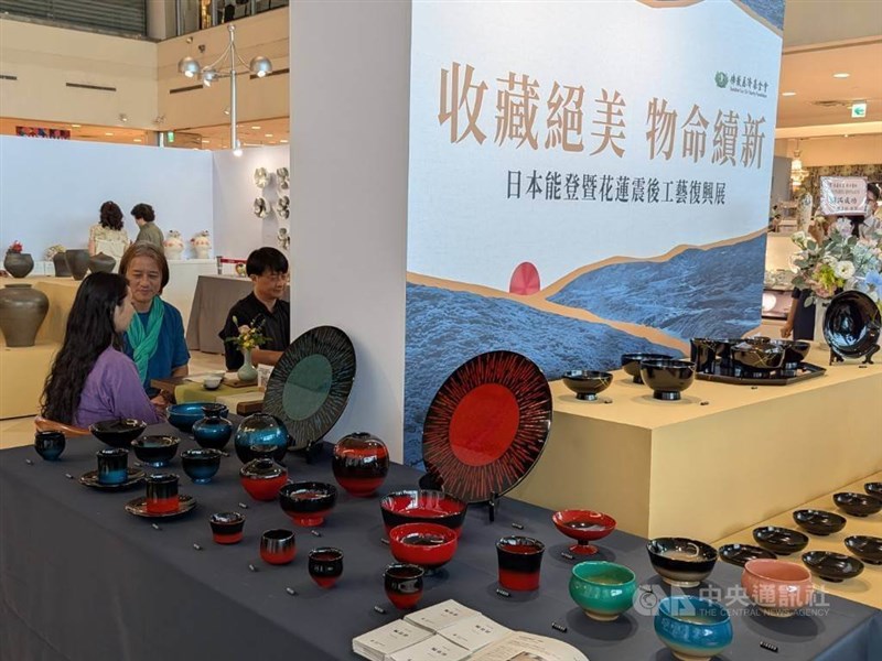 台北市内のデパートで開かれている能登地方と花蓮の工芸復興展＝中央社記者王宝児撮影