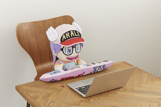 んちゃ Dr スランプ アラレちゃん めちゃんこかわいいアラレちゃんのpcクッション登場 ライブドアニュース