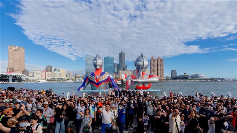 南部・高雄市政府主催の屋外イベント「2026 Kaohsiung Wonderland 冬日遊楽園」が1日、閉幕した。今年は特撮ヒーローのウルトラマンがテーマに選ばれ、会場となった愛河湾には、高さ15メートルに達する水上バルーン作品が登場した(写真=高雄市観光局提供)