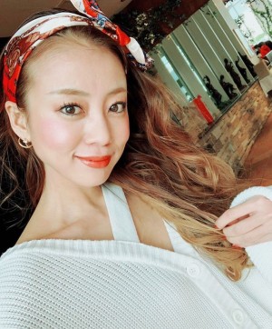 5歳になった娘に祝福メッセージを送ったあびる優(画像は『あびる優 2020年4月30日付Instagram「ヘアーバントとリップの色を合わせたよ」』のスクリーンショット)