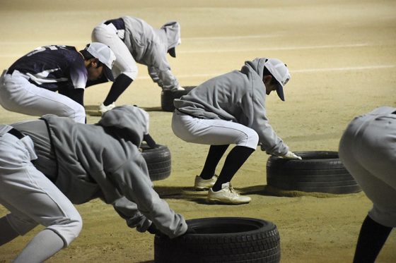 岩手・東朋野球クラブの「タイヤ引き」練習の様子【写真:川浪康太郎】