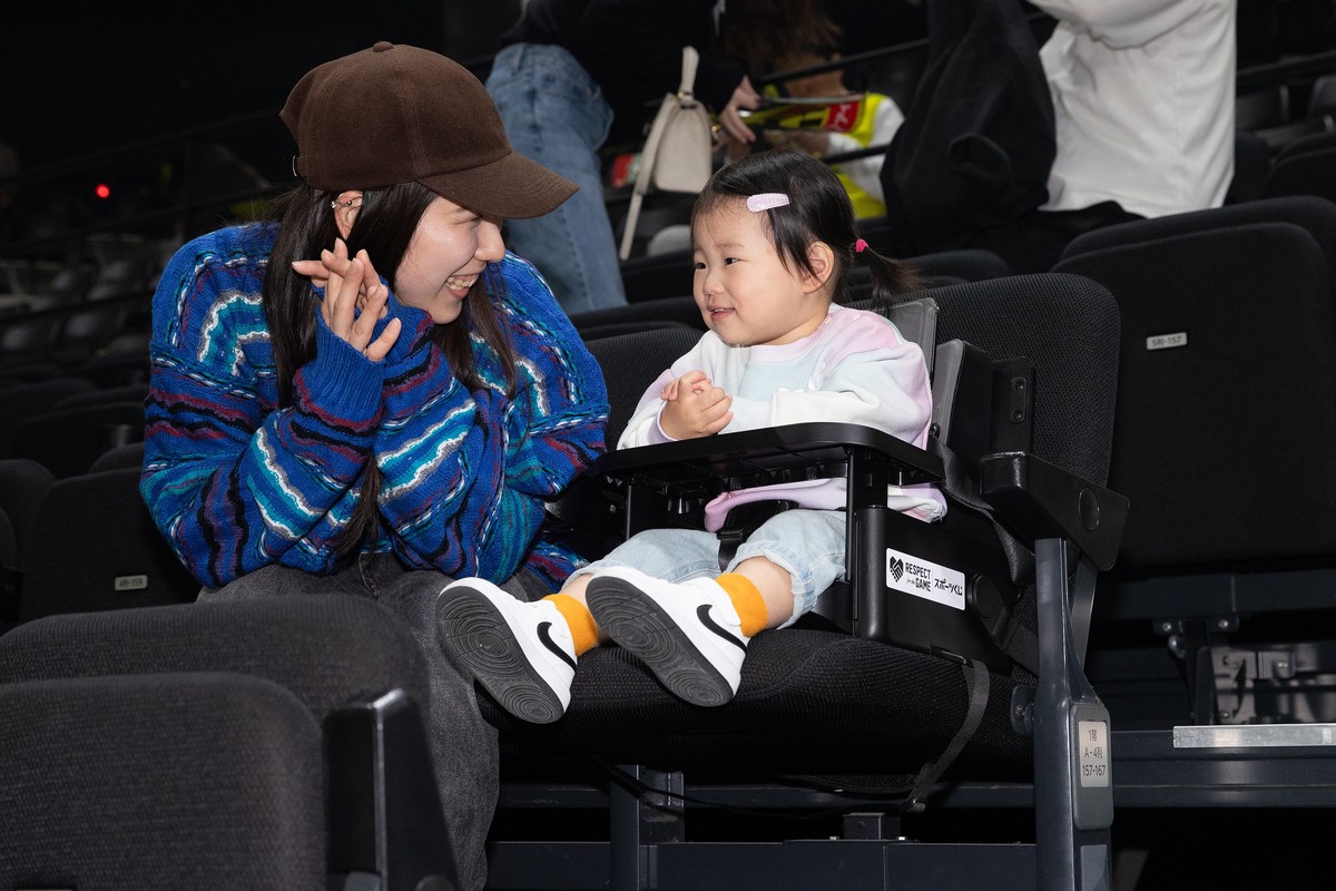 キッズチェアを使って親子で安心してバスケットボール観戦！B.LEAGUEの『インクルーシブなスポーツ観戦』を紹介