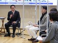 地元関係者との意見交換会であいさつする岸田文雄首相（左）＝福島県会津若松市のスマートシティAiCTで2021年12月4日午後1時50分（代表撮影）