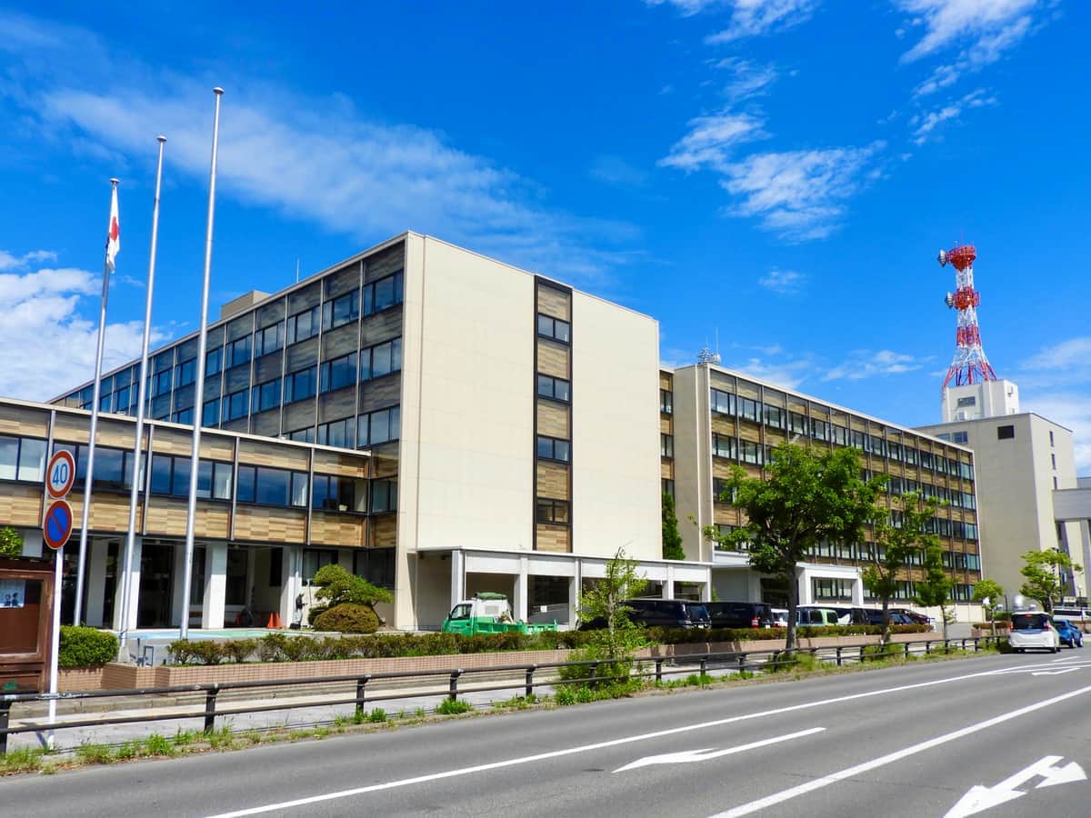 青森県庁。カスハラ対策が注目されている