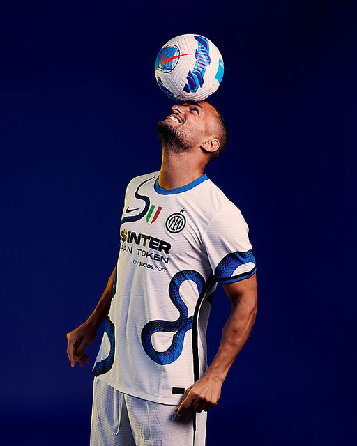 インテル、21-22新アウェイユニフォーム発表！今度は「ヘビが絡み付く