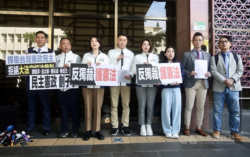 Kuomintang vložil kazensko ovadbo proti petim sodnikom vrhovnega sodišča zaradi domnevne nezakonitosti